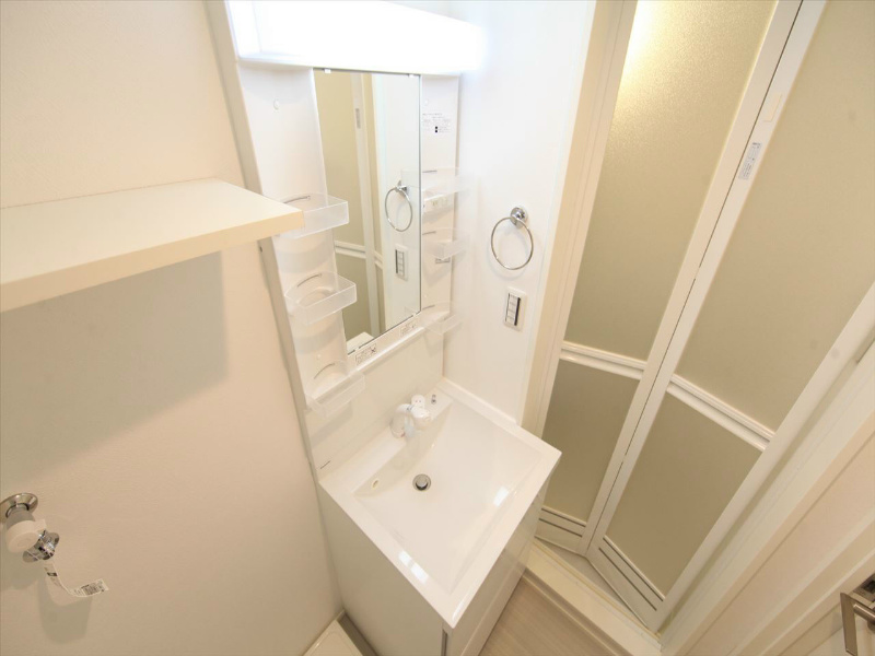 洗面設備　脱衣所　独立洗面台（シャンプードレッサー付）収納スペース有