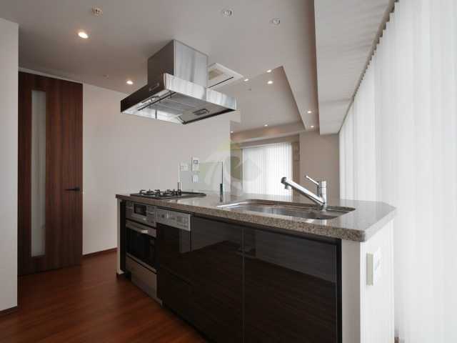 キッチン　コンフォリア新宿イーストサイドタワー　※同タイプの別部屋写真