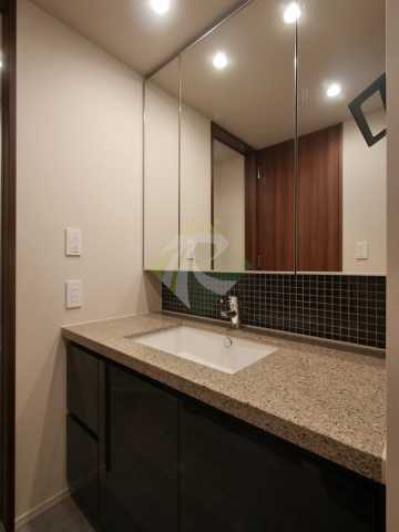 洗面設備　コンフォリア新宿イーストサイドタワー　※同タイプの別部屋写真