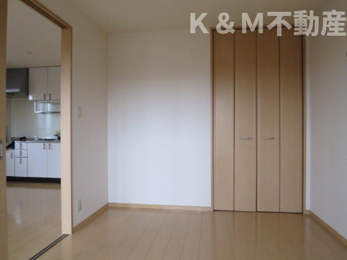 その他部屋・スペース　落ち着いた色調の寝室です