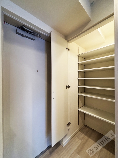 玄関　大容量シューズクローク、大きな鏡付き♪♪