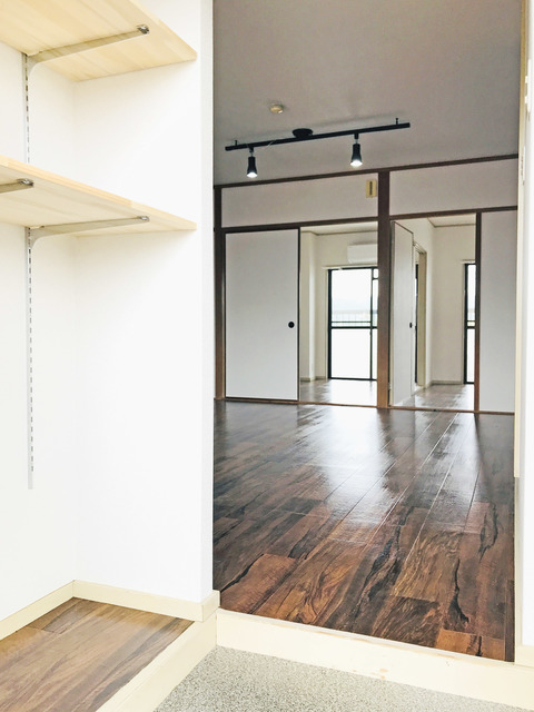 玄関　※補修前の参考画像の為、設備等は現況優先。