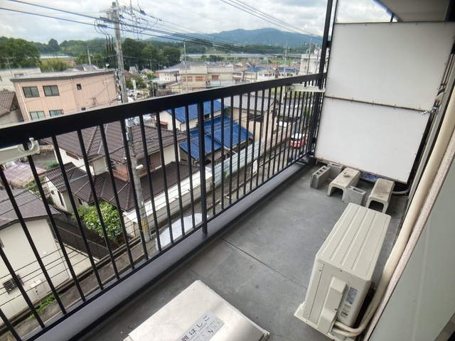 バルコニー　※補修前の参考画像の為、設備等は現況優先。