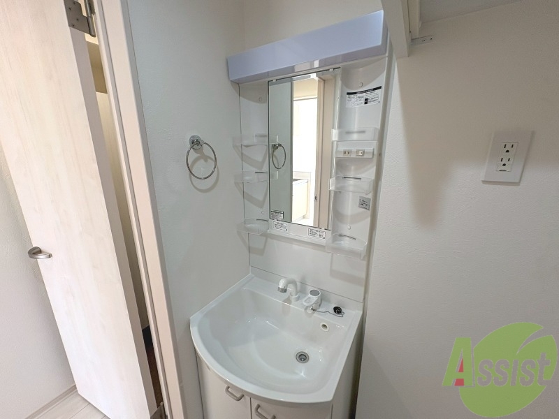 洗面設備　独立洗面台があるので朝の身支度もできますね。