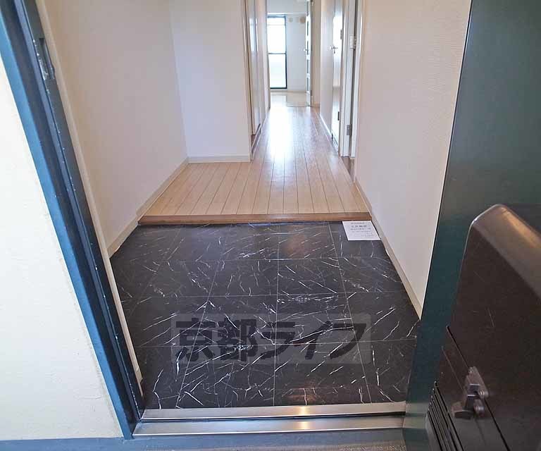 玄関　広々とした玄関です。