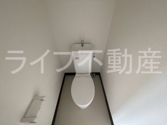 トイレ　落ち着いた色調のトイレです