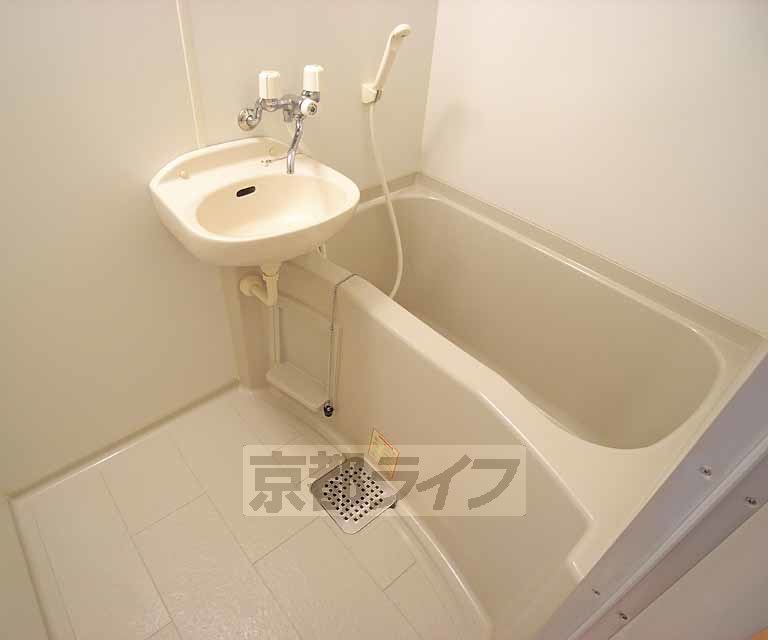 洗面設備　きれいな洗面台です。