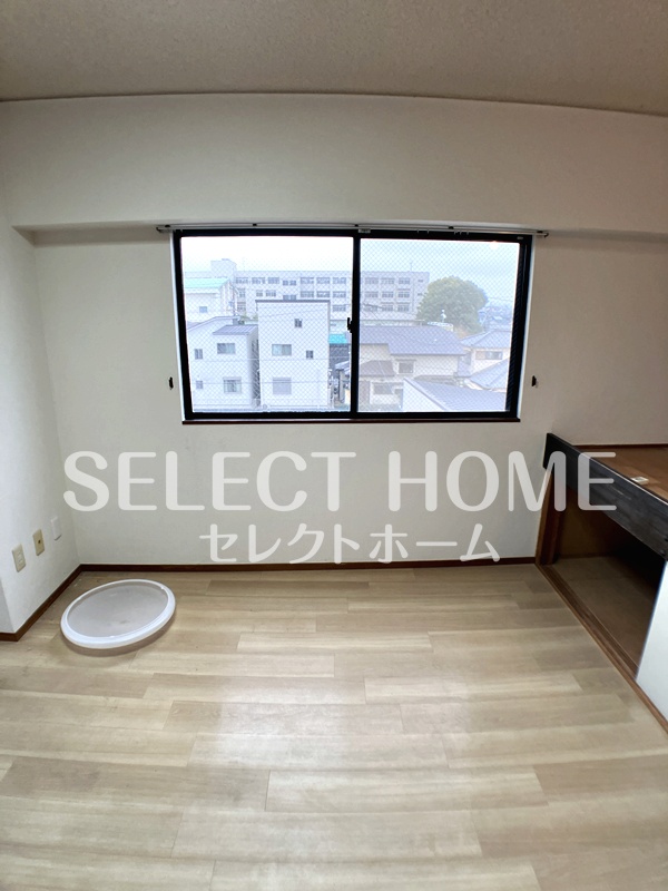 その他部屋・スペース　落ち着いた色調の寝室です