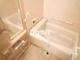 バス・シャワールーム　ゆったりとしたバスルームです。