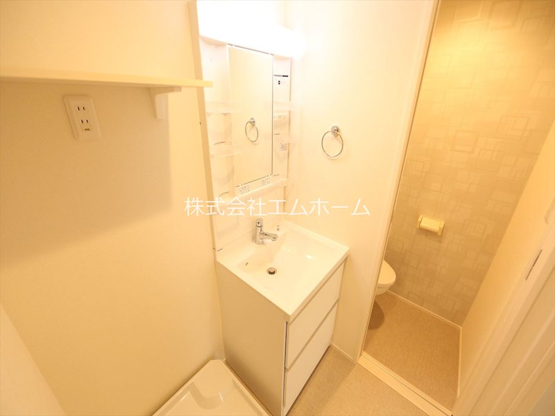 洗面設備　脱衣所　独立洗面台（シャンプードレッサー付）収納スペース有