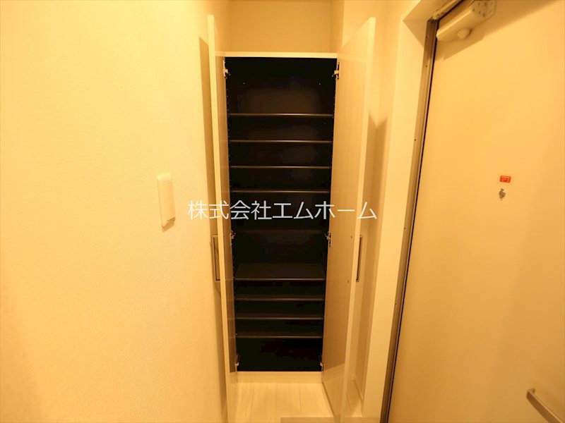 玄関　玄関　シューズボックス付（収納充実してます）
