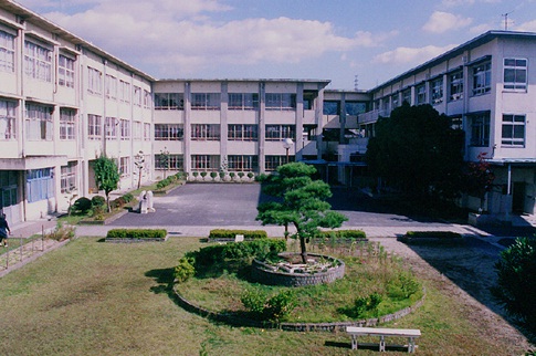 中学校　寝屋川市立第四中学校（中学校）まで1064m