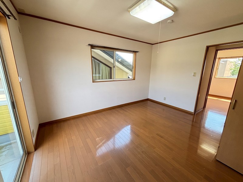 その他　洋室7帖、バルコニーに出入りできるお部屋