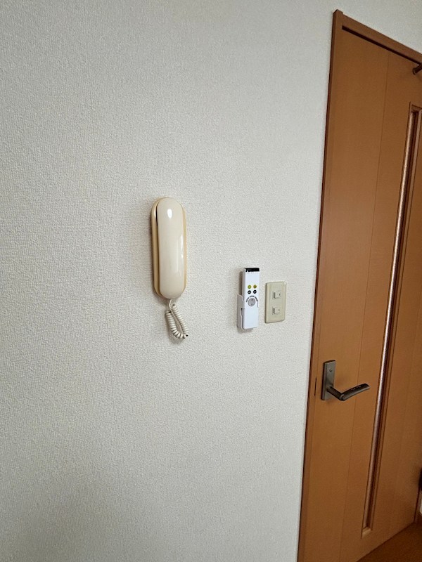 セキュリティ　インターフォンつき、来訪者を声で確認できます