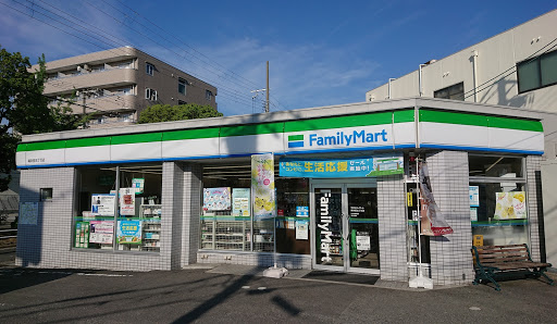 コンビニ　ファミリーマート南吹田五丁目店（コンビニ）まで319m