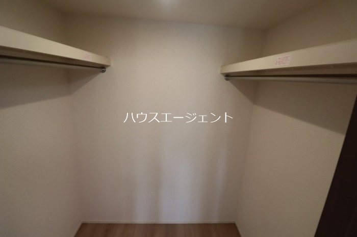 収納　6.1帖洋室にはウォークインクローゼットがあります。