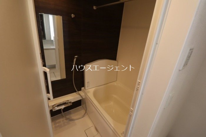 バス・シャワールーム　浴室乾燥機・追い焚き付きです。