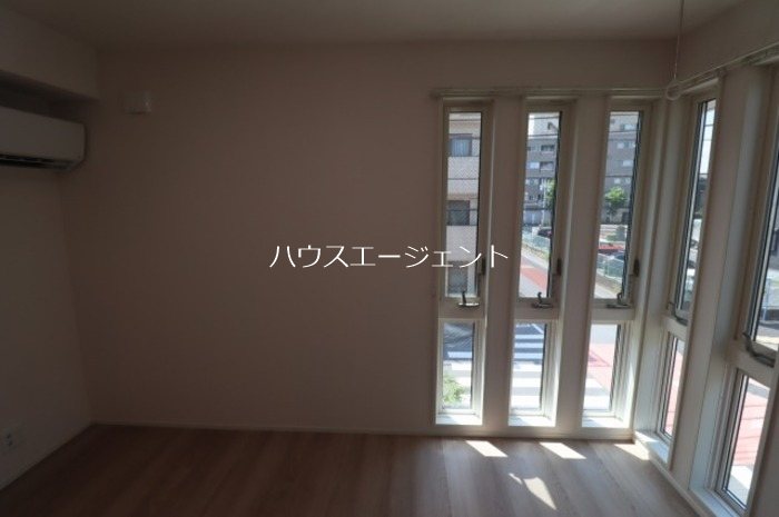 その他共有部分　6.1帖の洋室です。