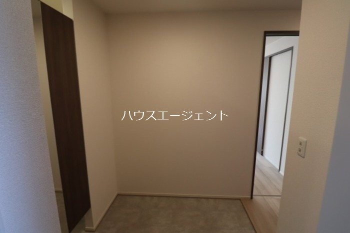 玄関　広々とした玄関！大きな玄関収納があります。