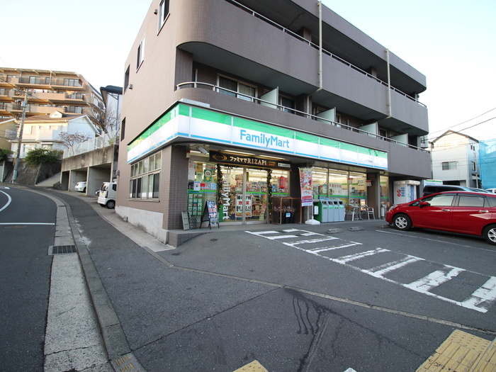 コンビニ　ファミリーマート（コンビニ）まで153m