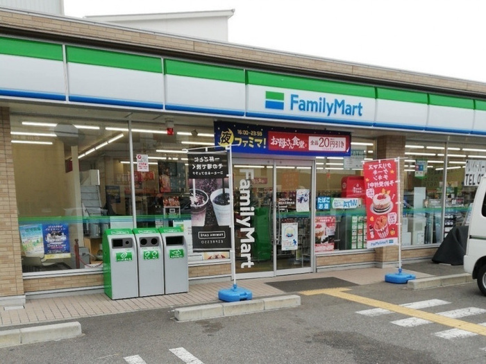 コンビニ　ファミリーマート（コンビニ）まで357m