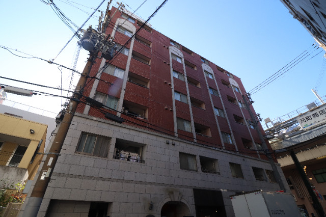 建物外観　シャープなデザインが印象的な洗練の住まい