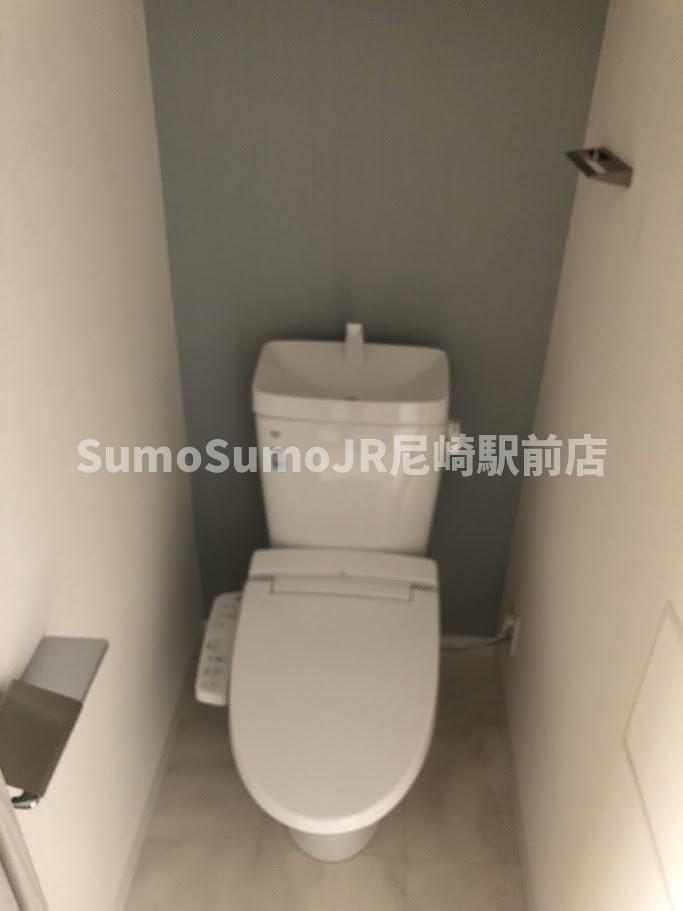 トイレ　落ち着いた色調のトイレです