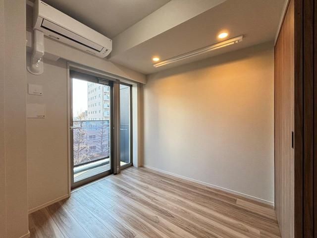 その他部屋・スペース　落ち着いた色調の寝室です