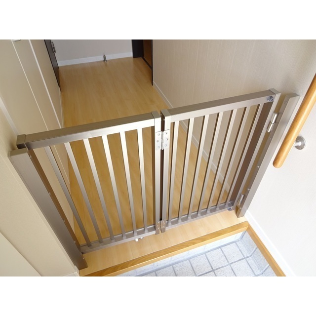 その他設備　玄関に飛び出し防止のゲートあり！