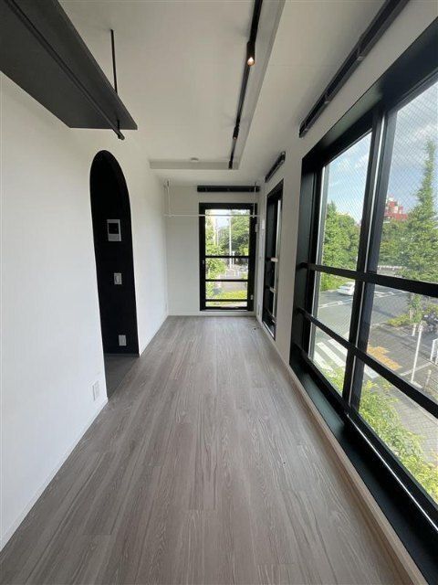 バルコニー　【洋室】■3面採光■エアコン■ダクトレールライト