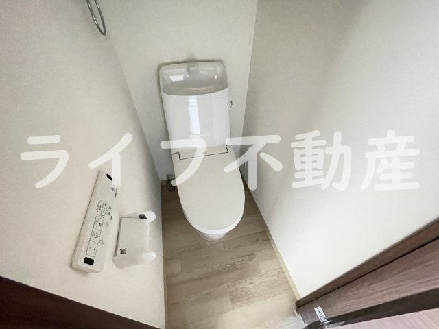 トイレ　落ち着いた色調のトイレです