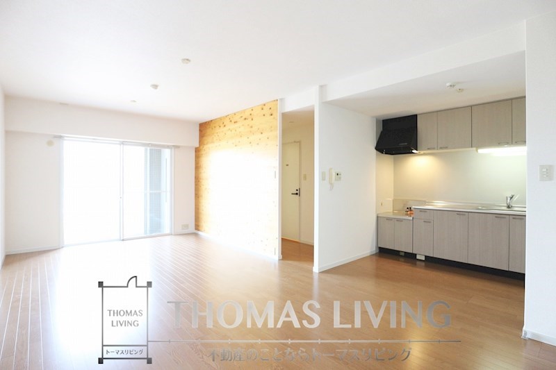 居室・リビング　壁付けのキッチンで空間を広く使えます。