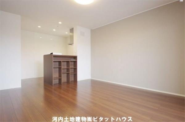 居室・リビング　１３帖リビング（反転写真）