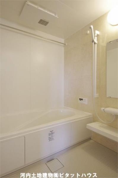 バス・シャワールーム　追焚き・浴室乾燥機付き（反転写真）