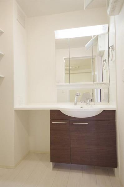 洗面設備　シャンプードレッサー（反転写真）