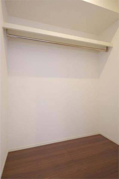 収納　ウォークインクローゼット（反転写真）