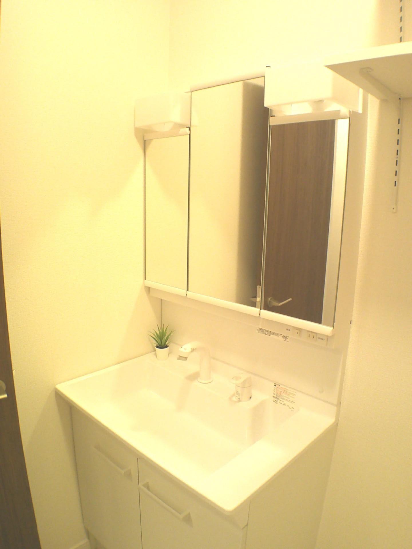 洗面設備　三面鏡付き洗面台