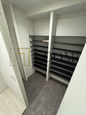 収納　MAISON COULEUR UESHIO　ウォークインシュ