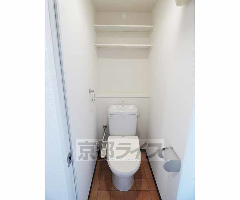 トイレ　棚付きのトイレです。