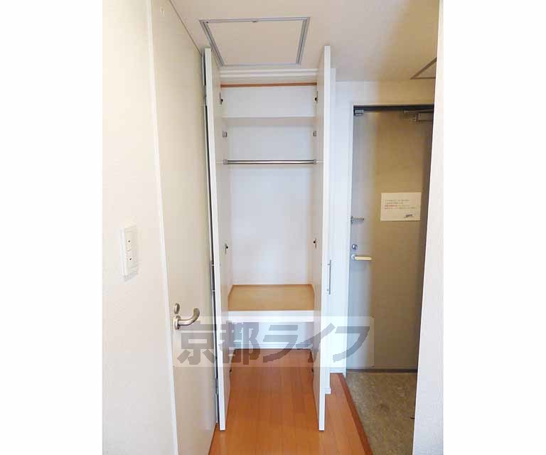 収納　玄関横にクローゼットあります。