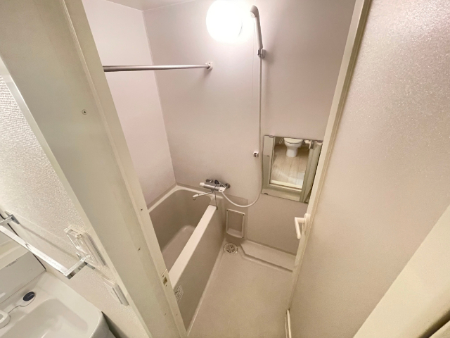 バス・シャワールーム　清潔感のあるバスです