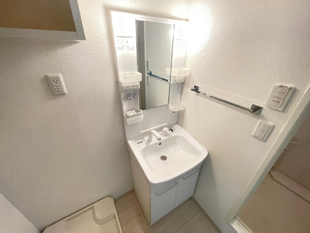 洗面設備　広く使える洗面台です