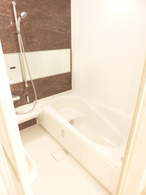 バス・シャワールーム　ゆったりとした一坪の浴室は魅力的です