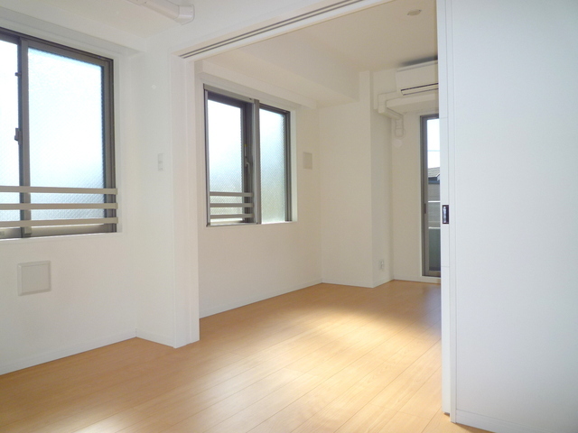 居室・リビング　★明るい２面採光の角部屋です★