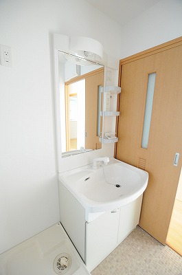 洗面設備　洗面脱衣所シャワー付洗面台