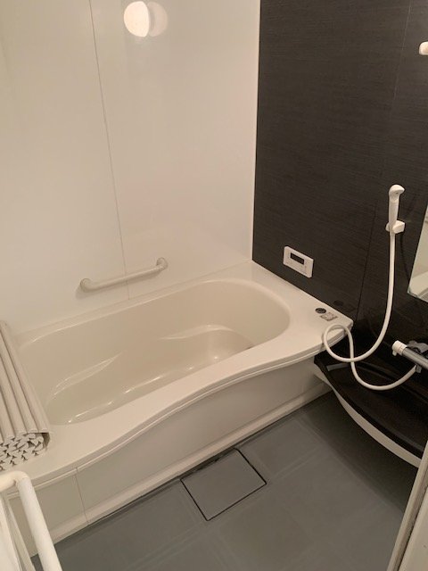 バス・シャワールーム　１坪タイプのお風呂で足をゆったり伸ばして入れますよ