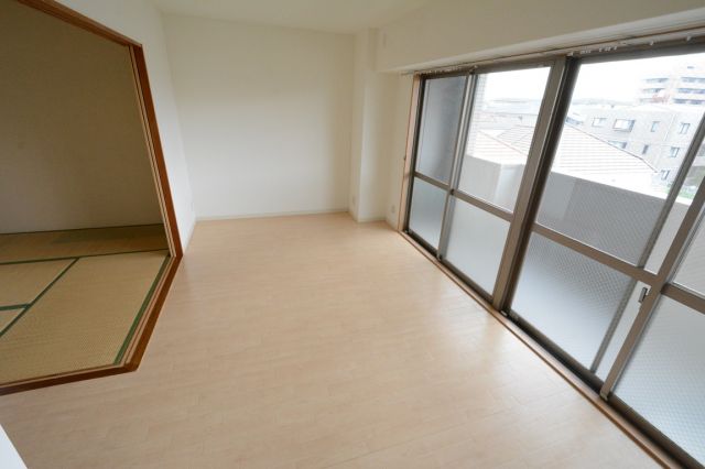 居室・リビング　西向き12.2帖のリビングです♪