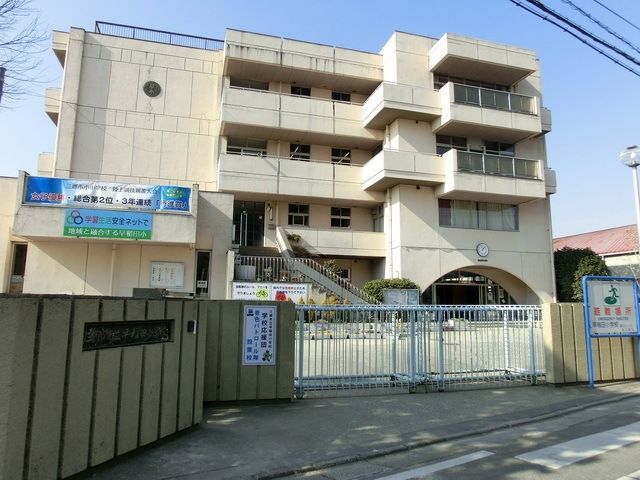 小学校　三郷市立早稲田小学校（小学校）まで640m