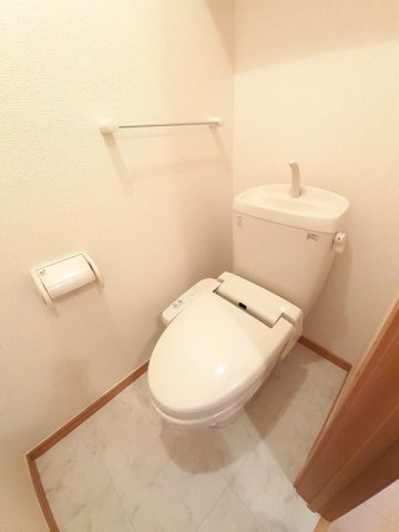 トイレ　落ち着いた色調のトイレです