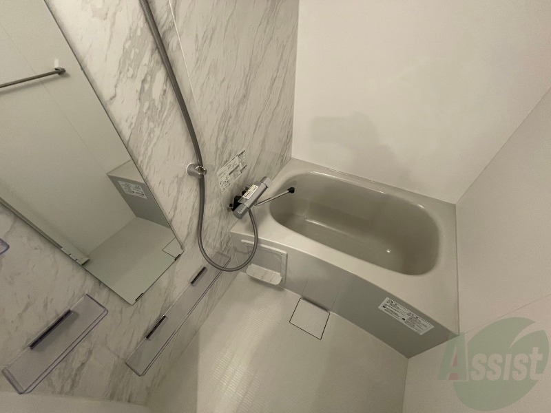 バス・シャワールーム　お風呂です。広々したバスでゆっくりくつろげます。